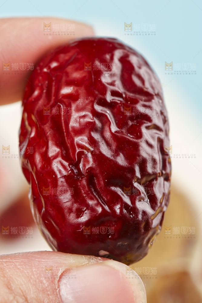 手拿红枣