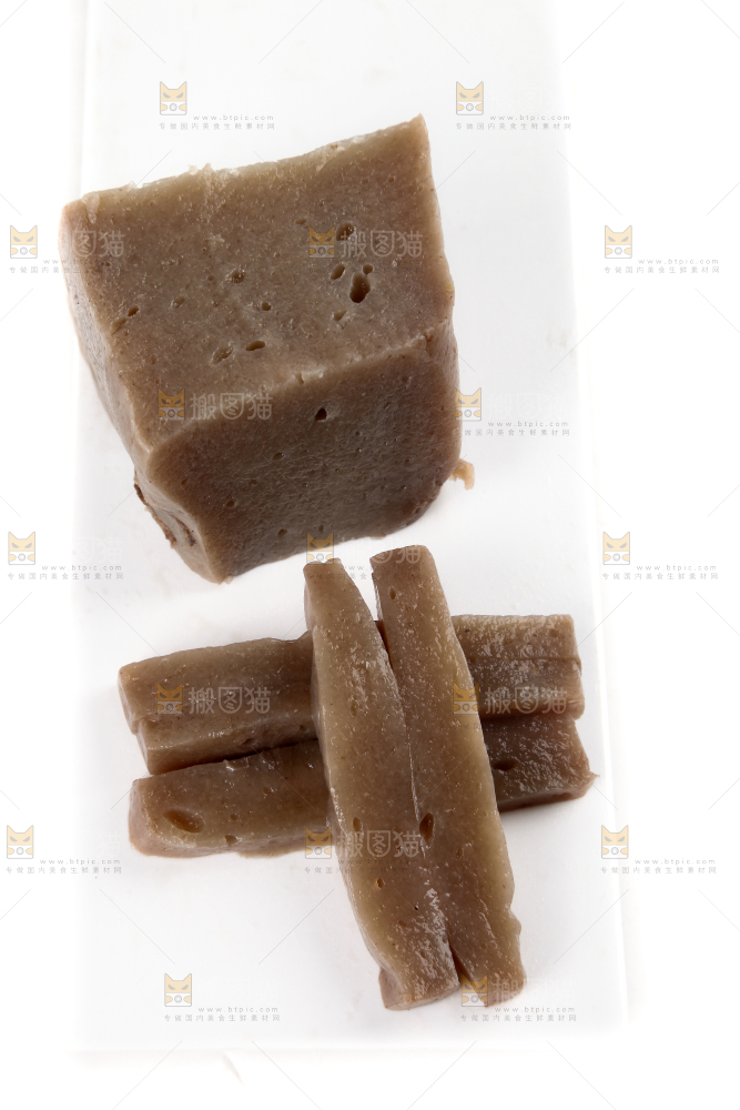 白底上放着一盘魔芋豆腐