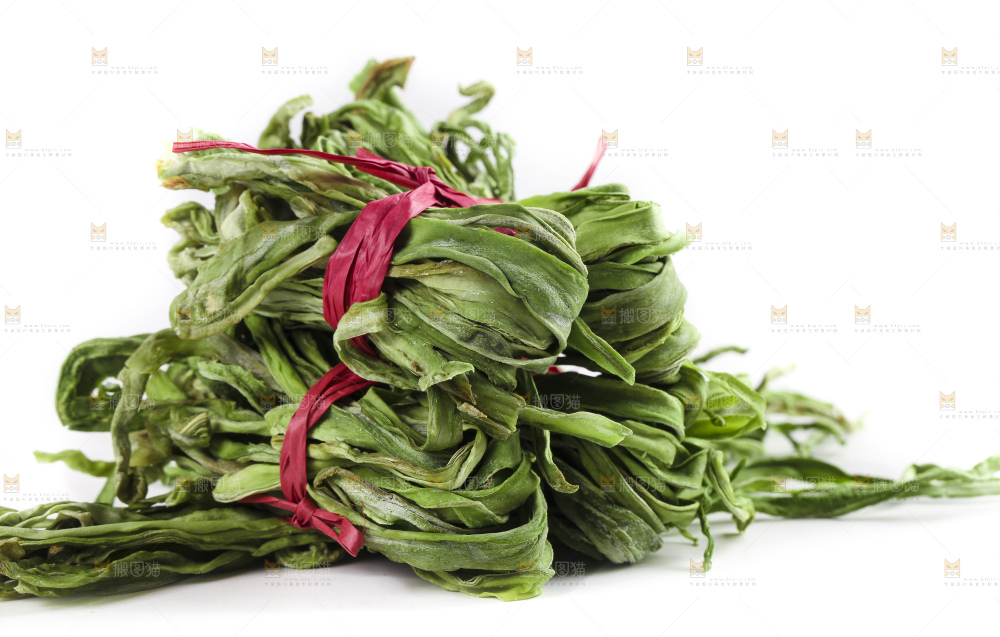 白底上放着干苔菜