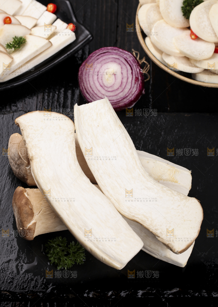 黑石板上的杏鲍菇