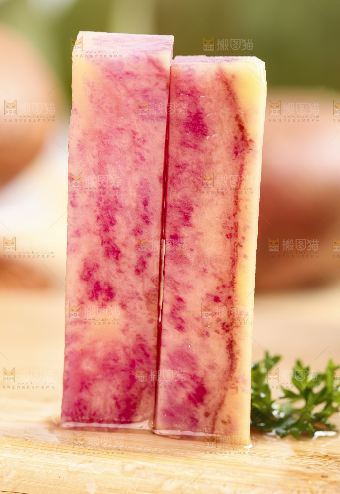 木板上的彩色土豆条