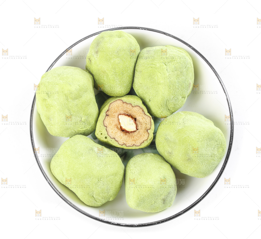 一碟抹茶味奶枣放在白底上