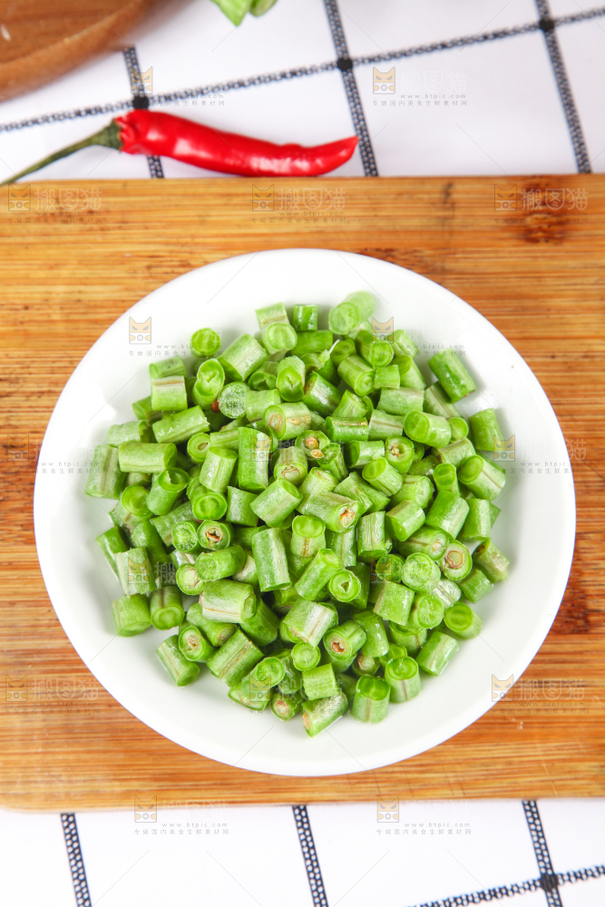 盘子里装着豇豆角