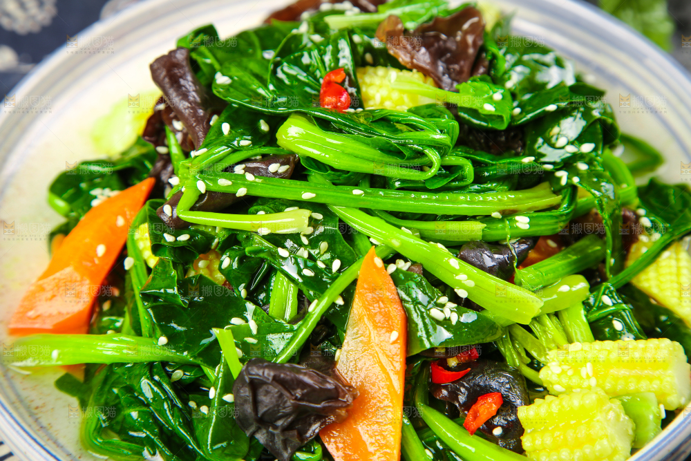 盘子里装着炒菠菜