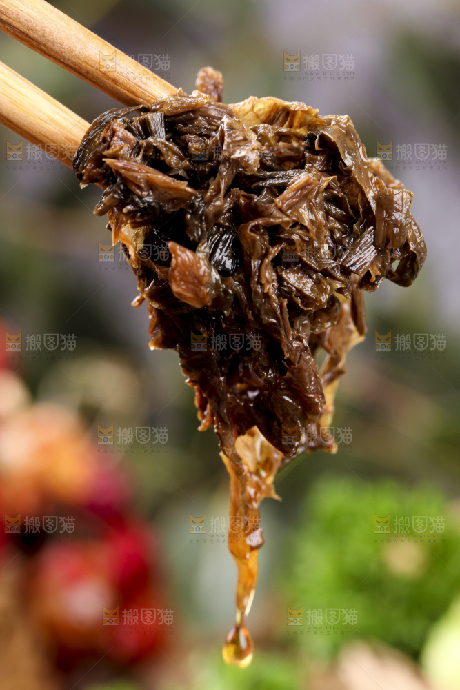 筷子上夹着梅干菜