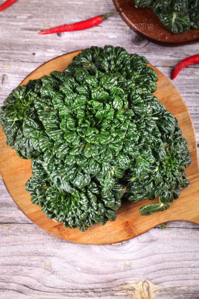 木板上放着菊花菜