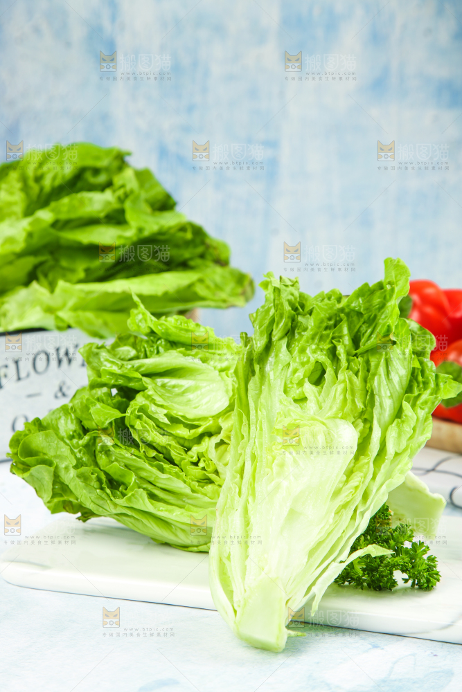 石板上摆放着意大利生菜