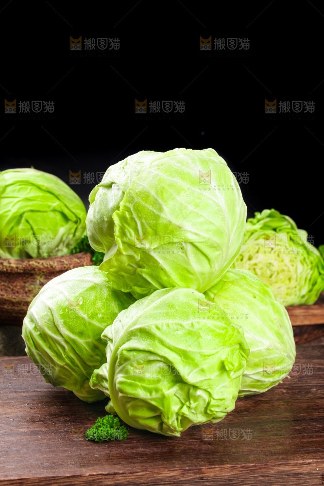 黑底上放着绿甘蓝