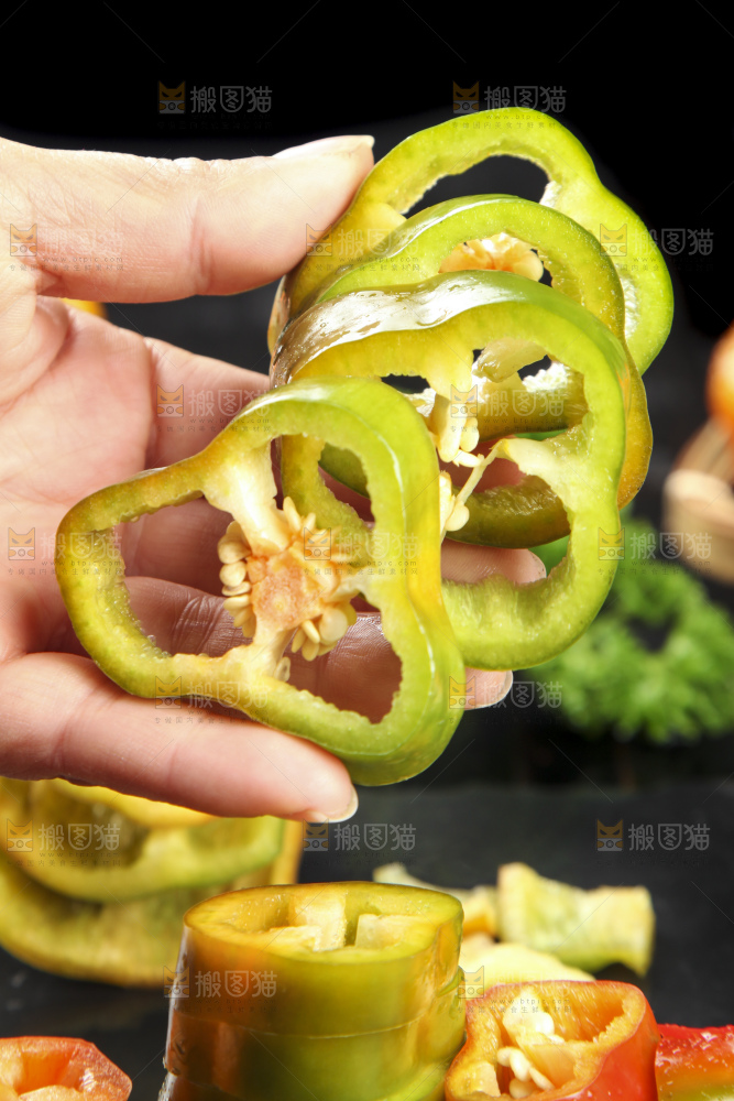 手里拿着大辣椒