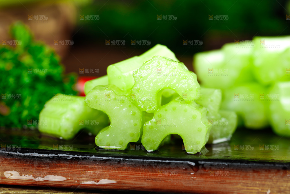 黑石板上的西芹丁