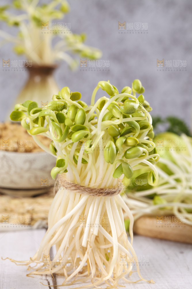 木板上放着黄豆芽