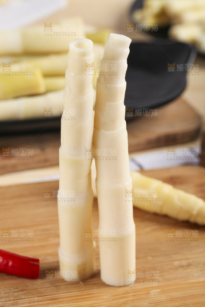 木板上的脆嫩笋尖