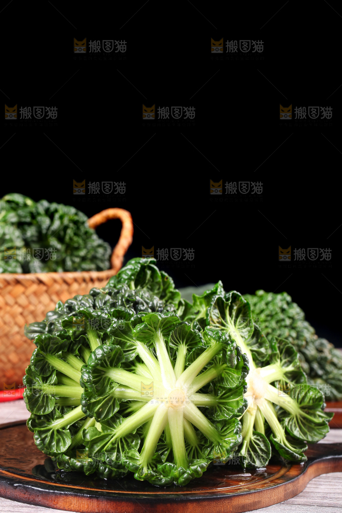 盘子里装着农家乌塌菜