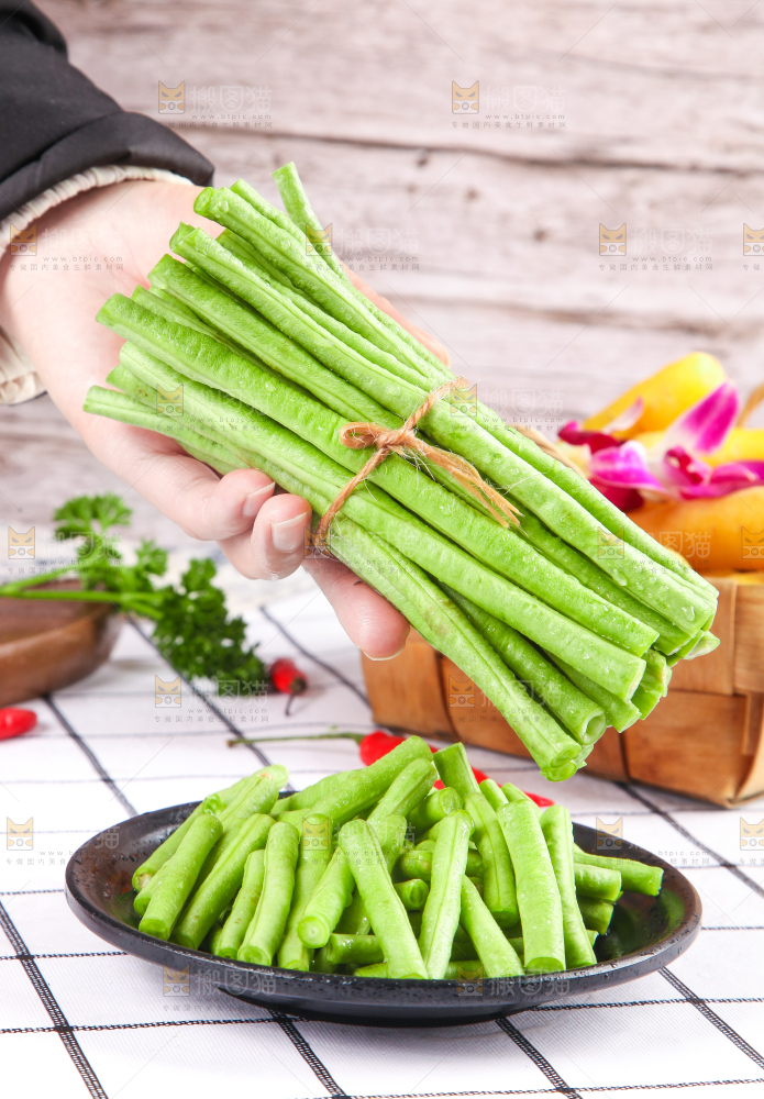 盘子里装着豇豆角