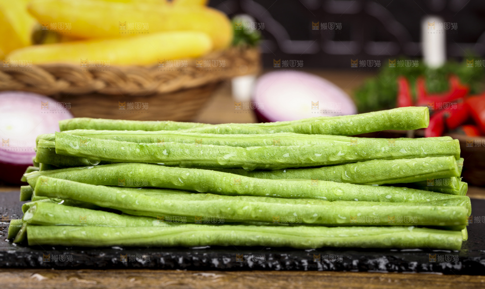 木板上放着一盘新鲜豆角