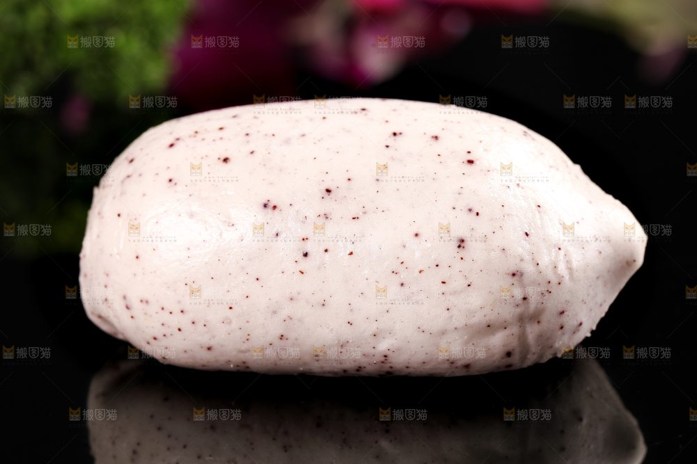 石板上摆放着紫薯馅包子