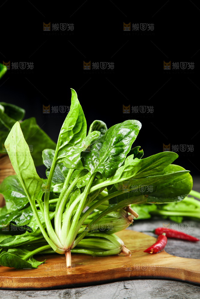 木板上放着绿色菠菜