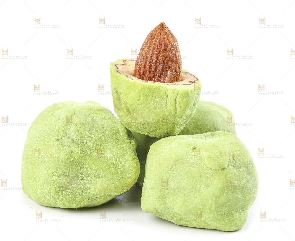 切开的抹茶味奶枣放在白底上