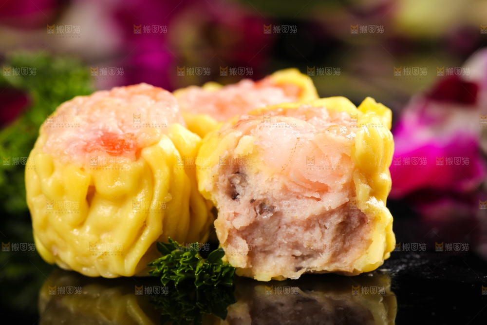 黑石板上的广式鲜肉烧麦