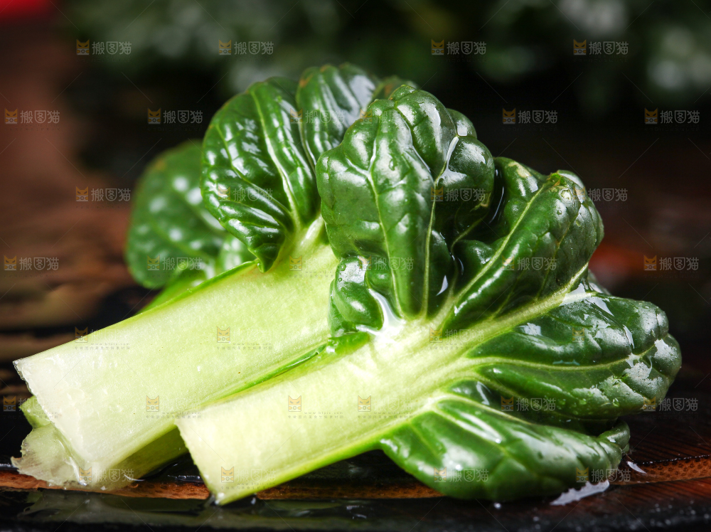 盘子里装着农家乌塌菜