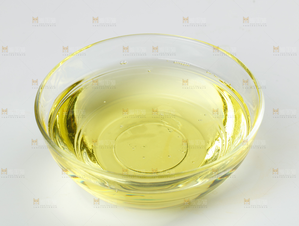 白底上放着一碗食用油