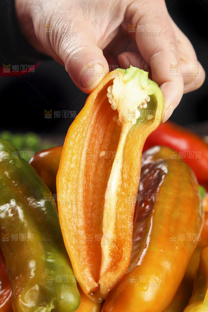 手里拿着大辣椒