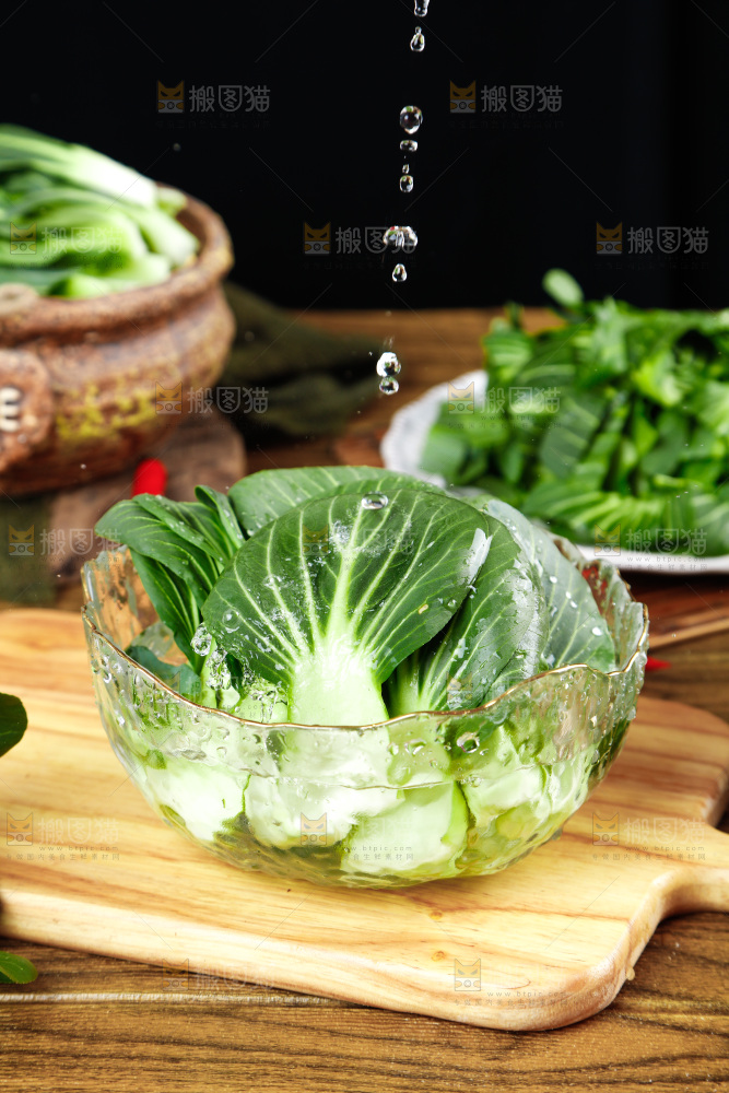 木板上放着上海青