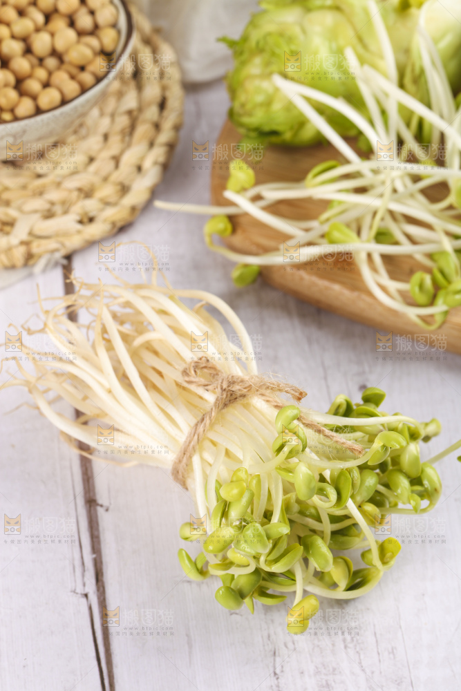 木板上放着黄豆芽