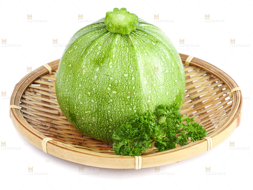 白底上摆放着新鲜南瓜