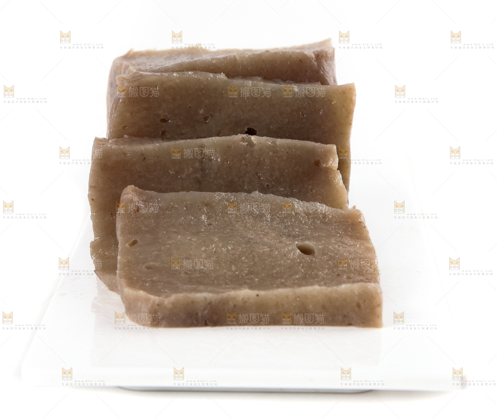 白底上放着一盘魔芋豆腐