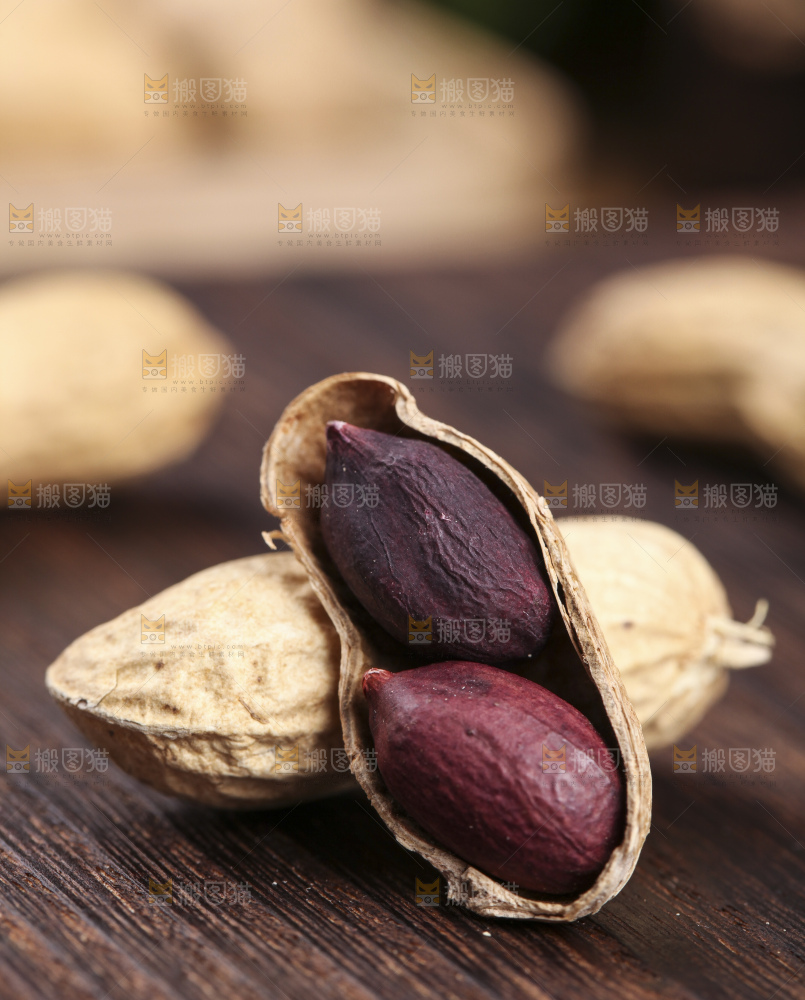 木板上的紫皮花生