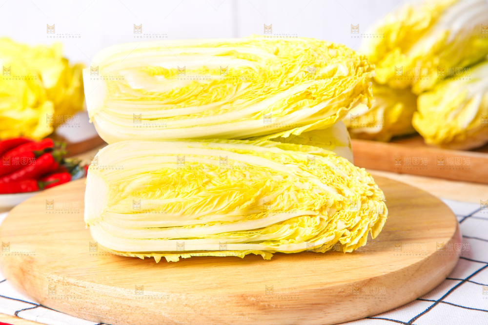 木板上放着高山娃娃菜