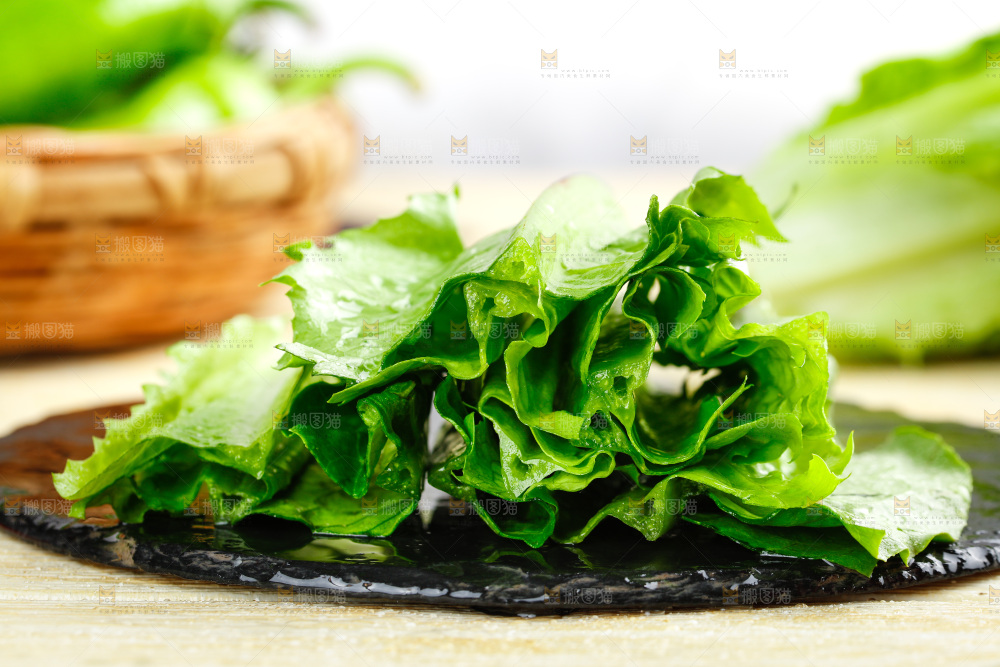 黑石板上放着新鲜油麦菜