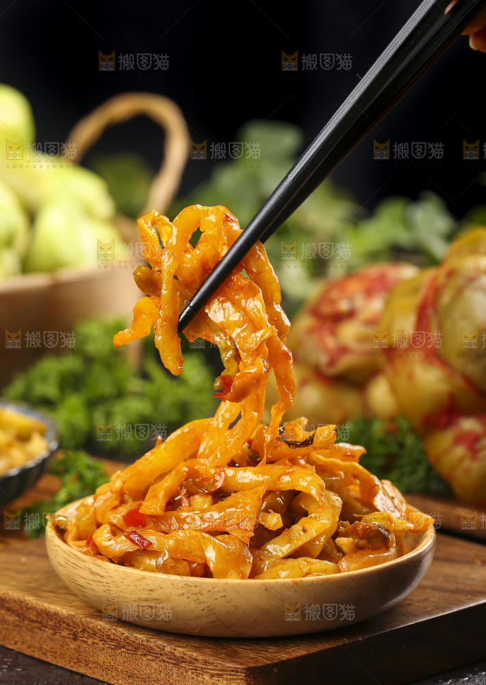 木板上放着一盘涪陵榨菜
