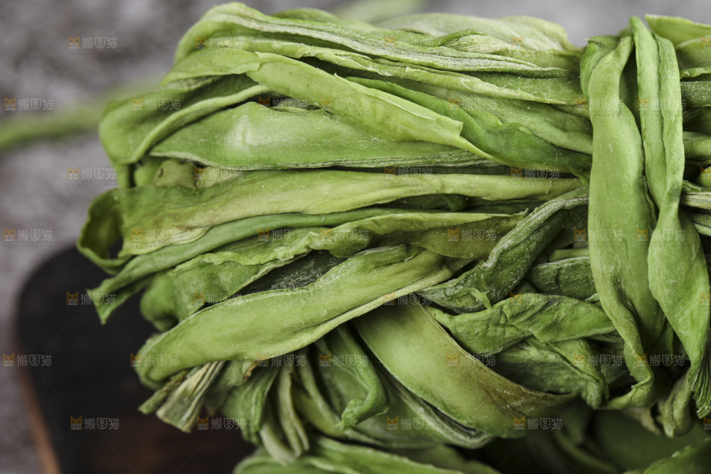 深底上放着干苔菜