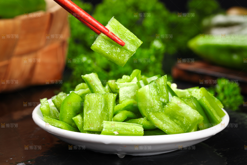 筷子上夹着新鲜青椒