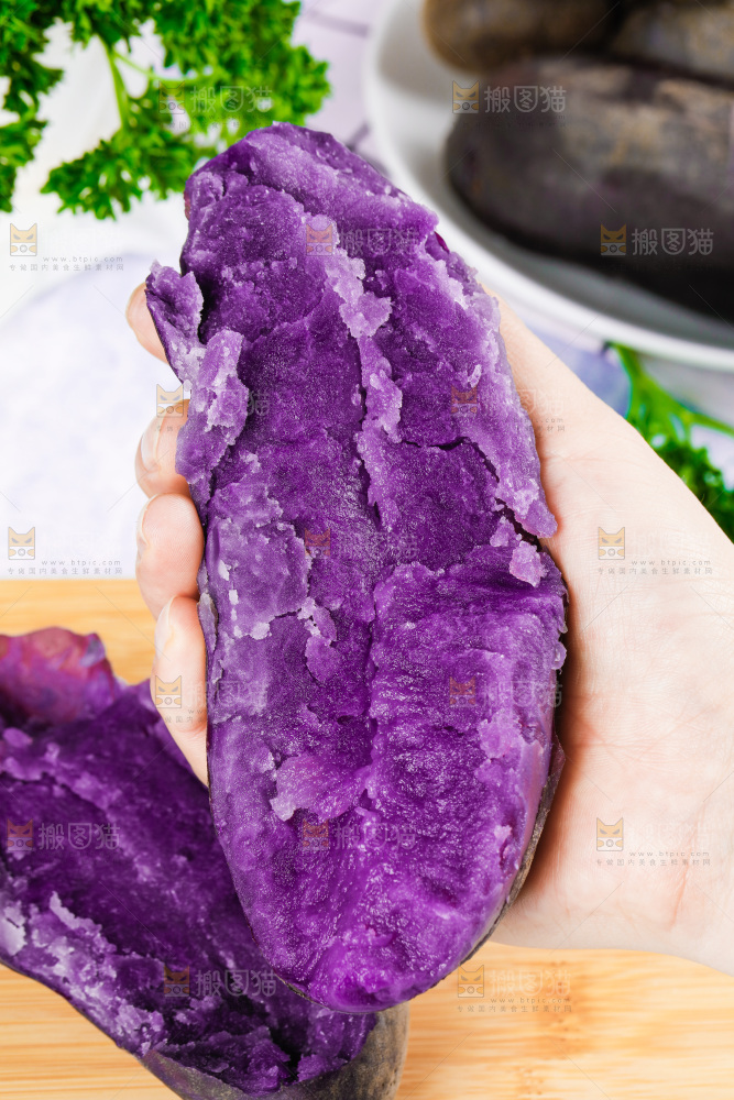 手里拿着新鲜土豆