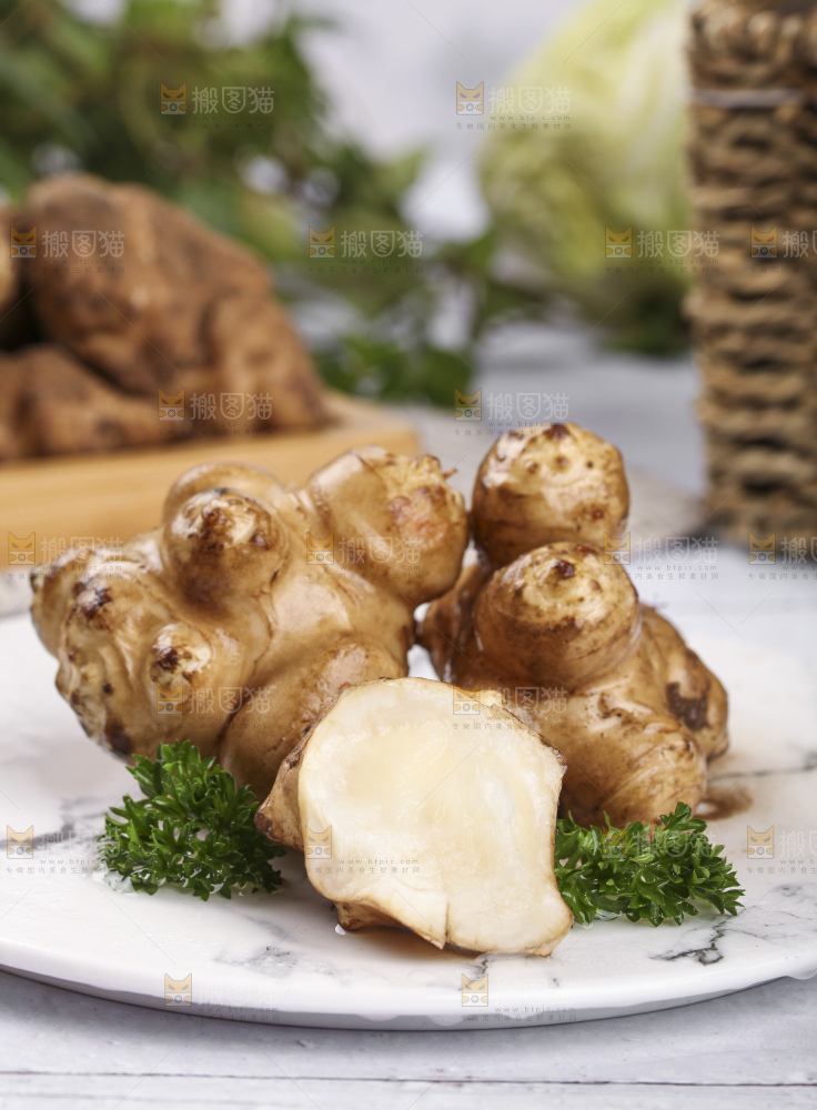 石盘上摆放着农家洋姜