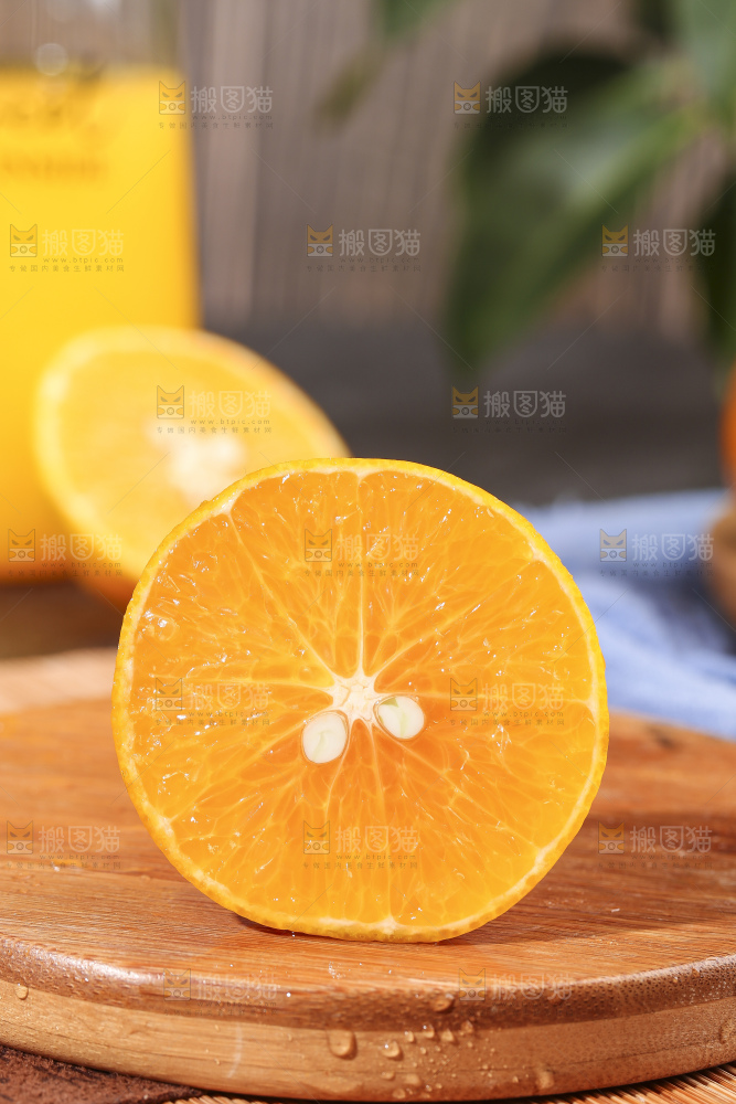 切开的广西皇帝柑放在木底上