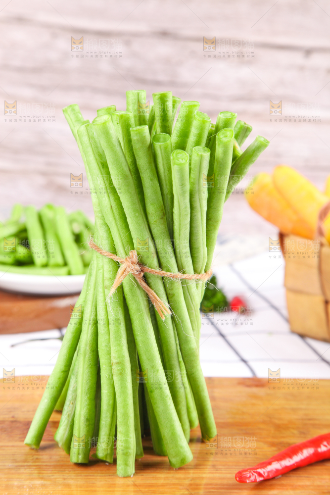 盘子里装着豇豆角