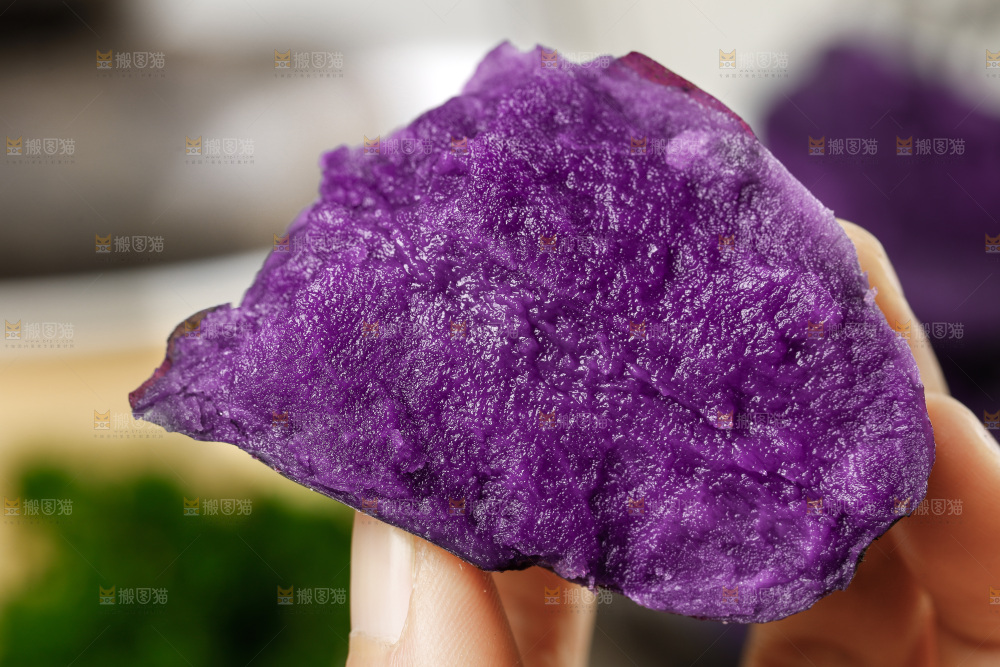 手里拿着新鲜土豆