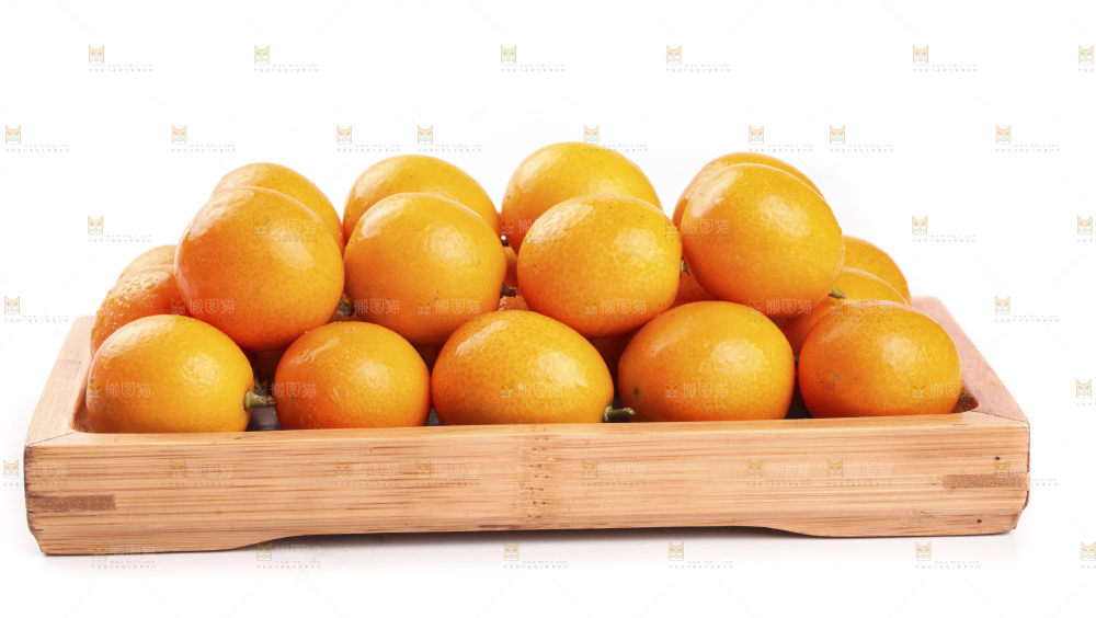 盘子里装着新鲜金桔