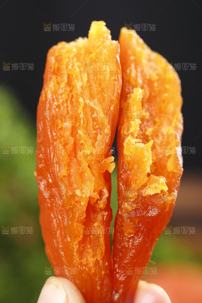 手里拿着无糖红薯干