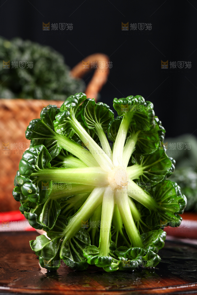 盘子里装着农家乌塌菜