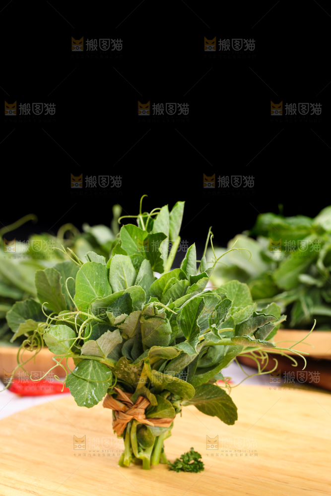 木板上放着农家豌豆尖