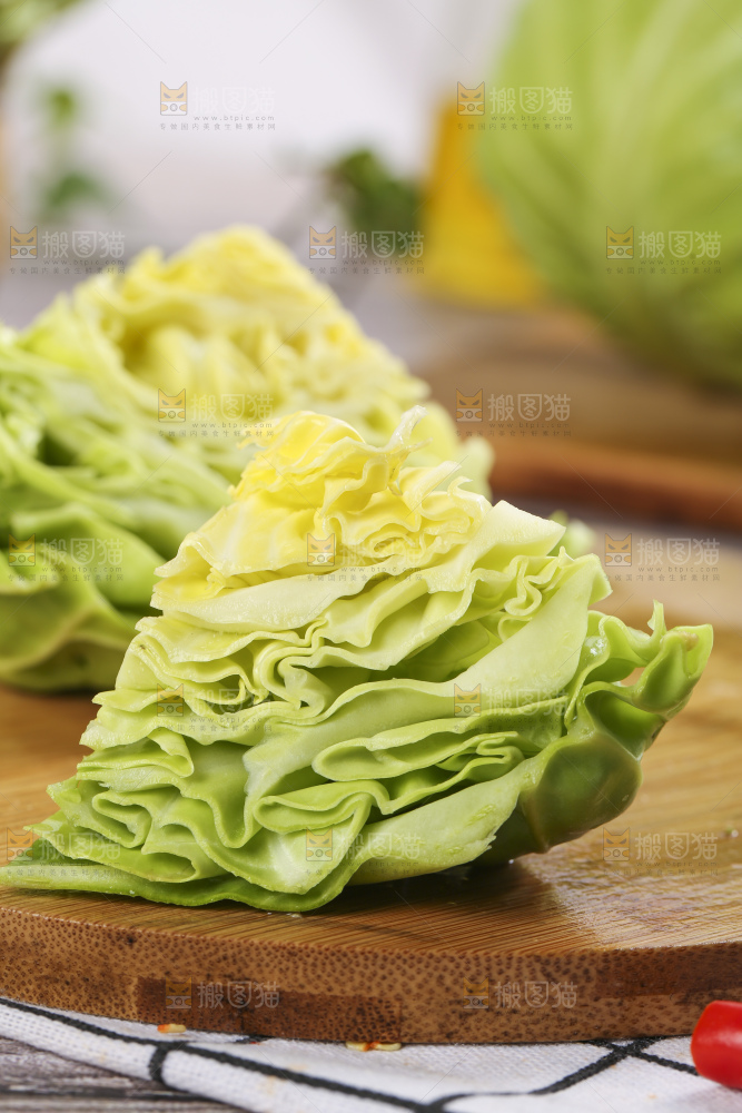 木板上放着绿甘蓝