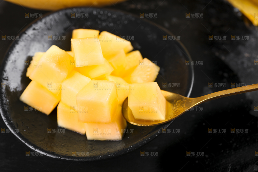 碟子里装着玉芒果肉