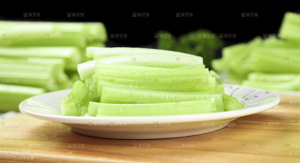 木板上放着一盘西洋芹