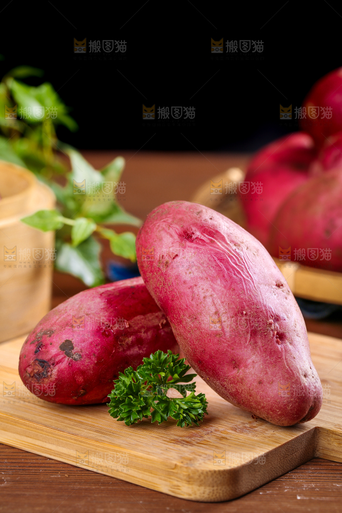 木板上摆放着花青素红土豆