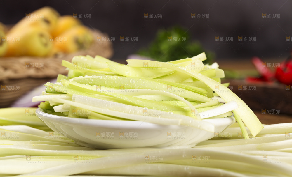 木板上的韭菜白